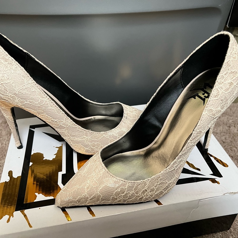 Womens LFL Eletrik Brand Lace Nude Pumps Size 8.5 M New. Condition is New